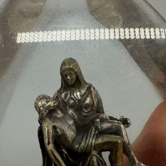 Vintage Pieta By Michelangelo Creed Etched Glass Statue Figurine 2.75x2.25 READ - Picture 8 of 11